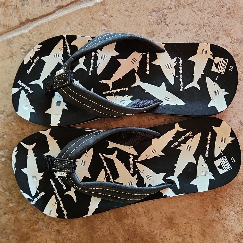 Reef kids shark flip flops size 2/3